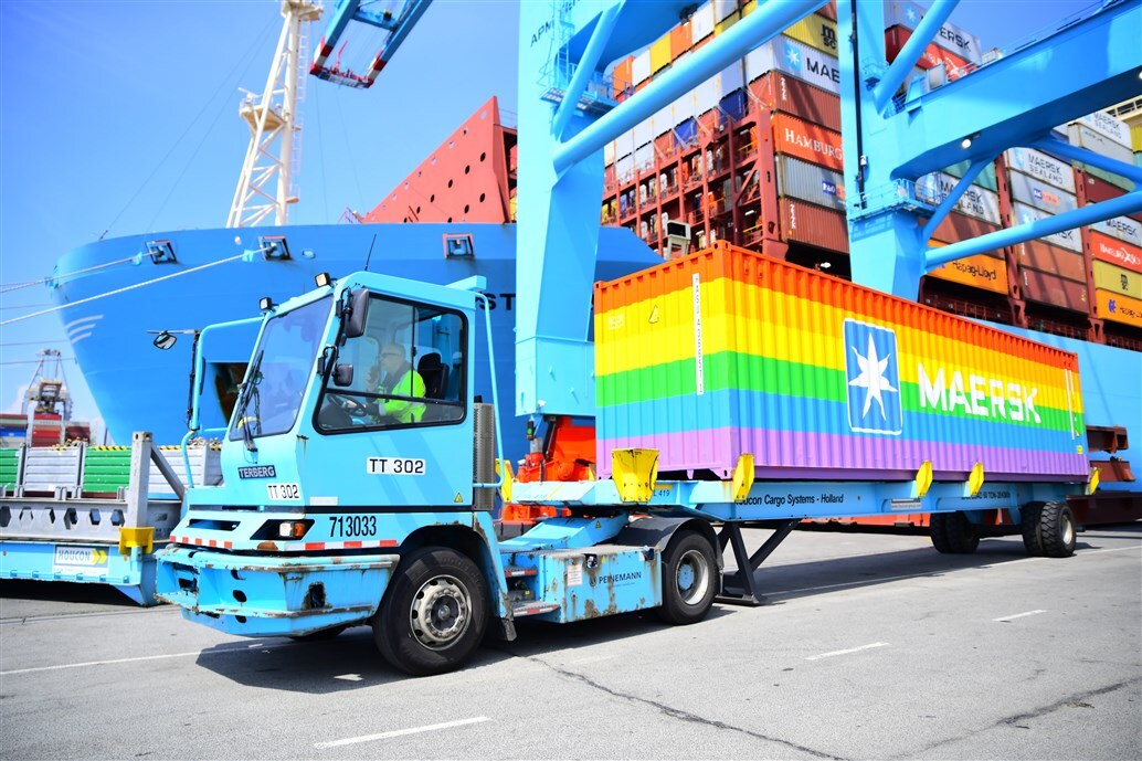 210512-rainbow-maersk-apmt2-hr
