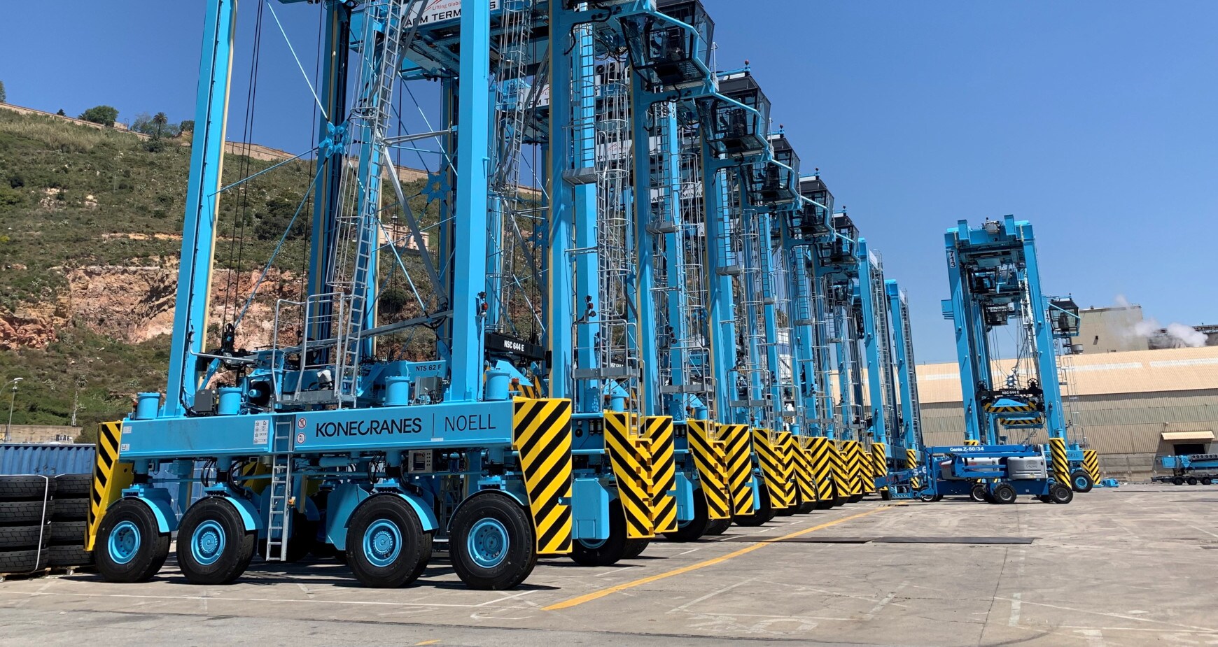 190617-apm-terminals-barcelona-new-straddle-carriers-machines
