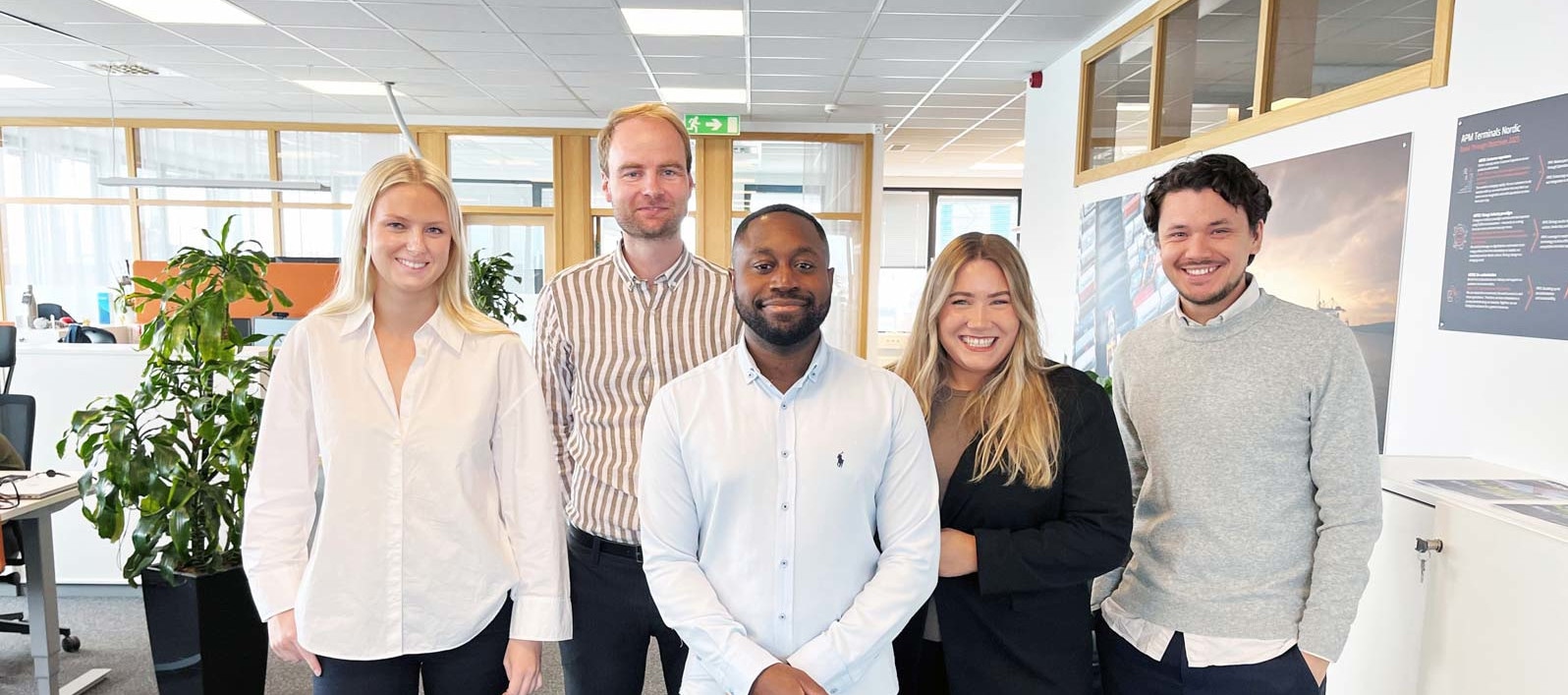 customer-care-team-1600